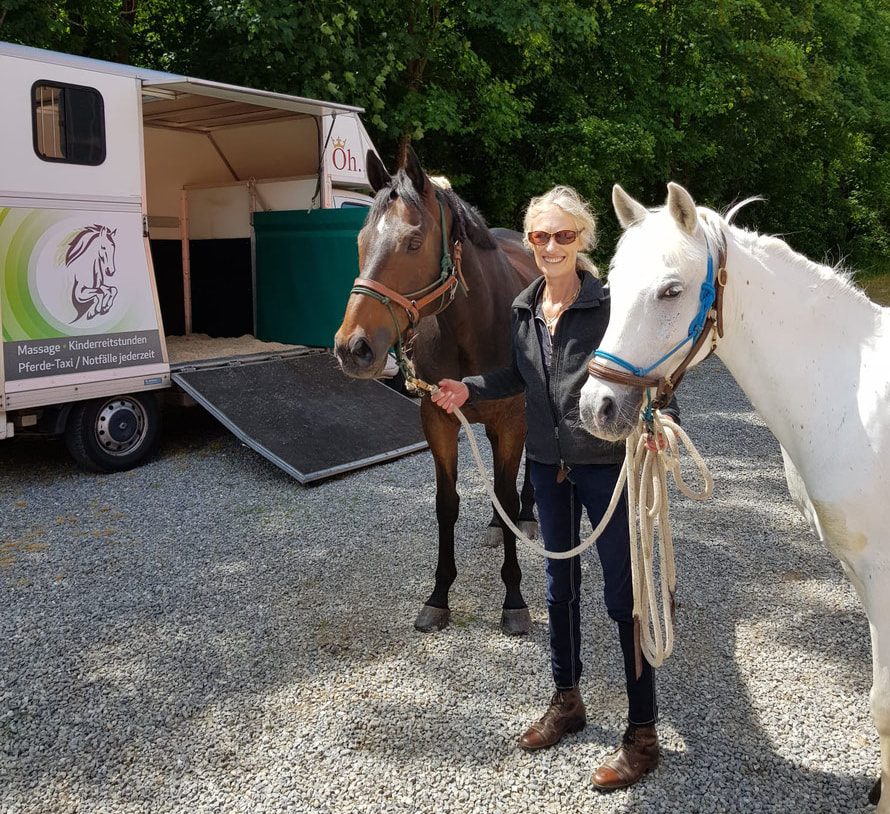 Gaby Freiermuth mit zwei Pferden vor dem Transporter